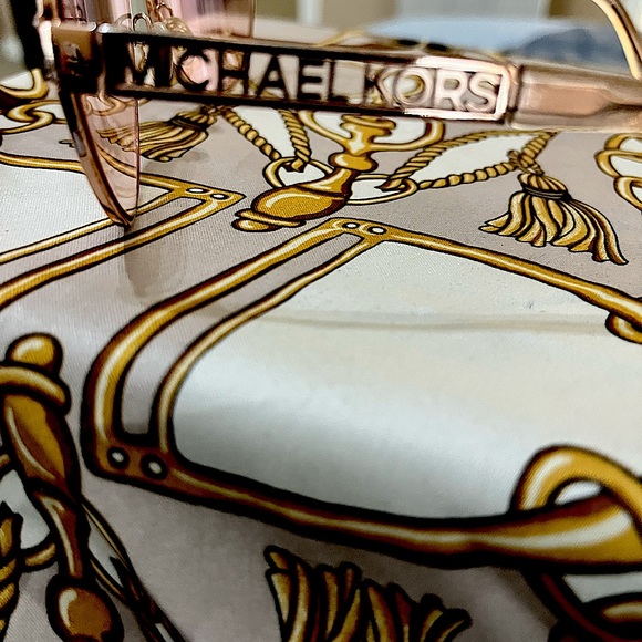 Michael Kors - Picture 2 of 3